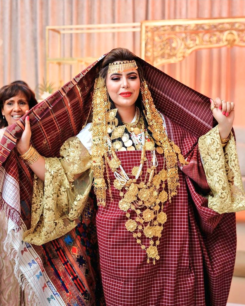 6) The dressDepending on where the bride is from, the dress she chooses to wear on her Outiya and other celebrations vary.Keswa, Kabbous Gharek, Tarayoun, Maliya, Tabdila, Fouta w Blouza, etc.Each region, each city and sometimes each family has its own traditional outfit