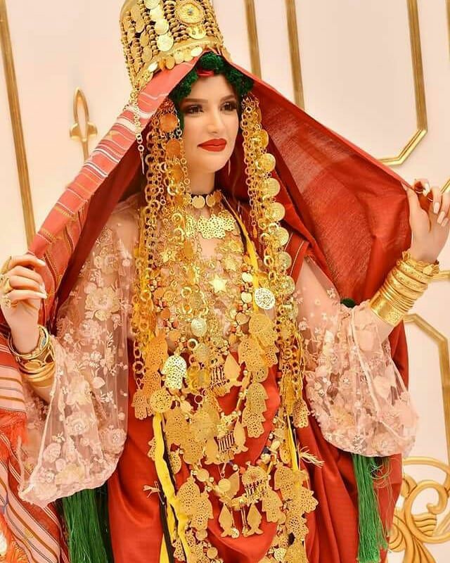 2)GoldIn some regions like the south (but not only), gold is a very important asset for a bride on her wedding day.Some families would gradually gather and collect gold starting from the girl's childhood in preparation of her future wedding.