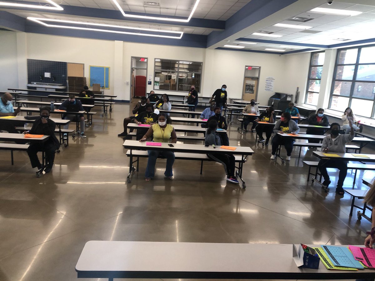 esjprepacademy's tweet photo. Happy Friday!! Our faculty and staff enjoyed our BINGO BONANZA filled with wonderful prizes during their lunch break today! 

Always a great time with the Prep Family! 🐾 #ThePrepWay #ESJP https://t.co/qA3VQt02R4