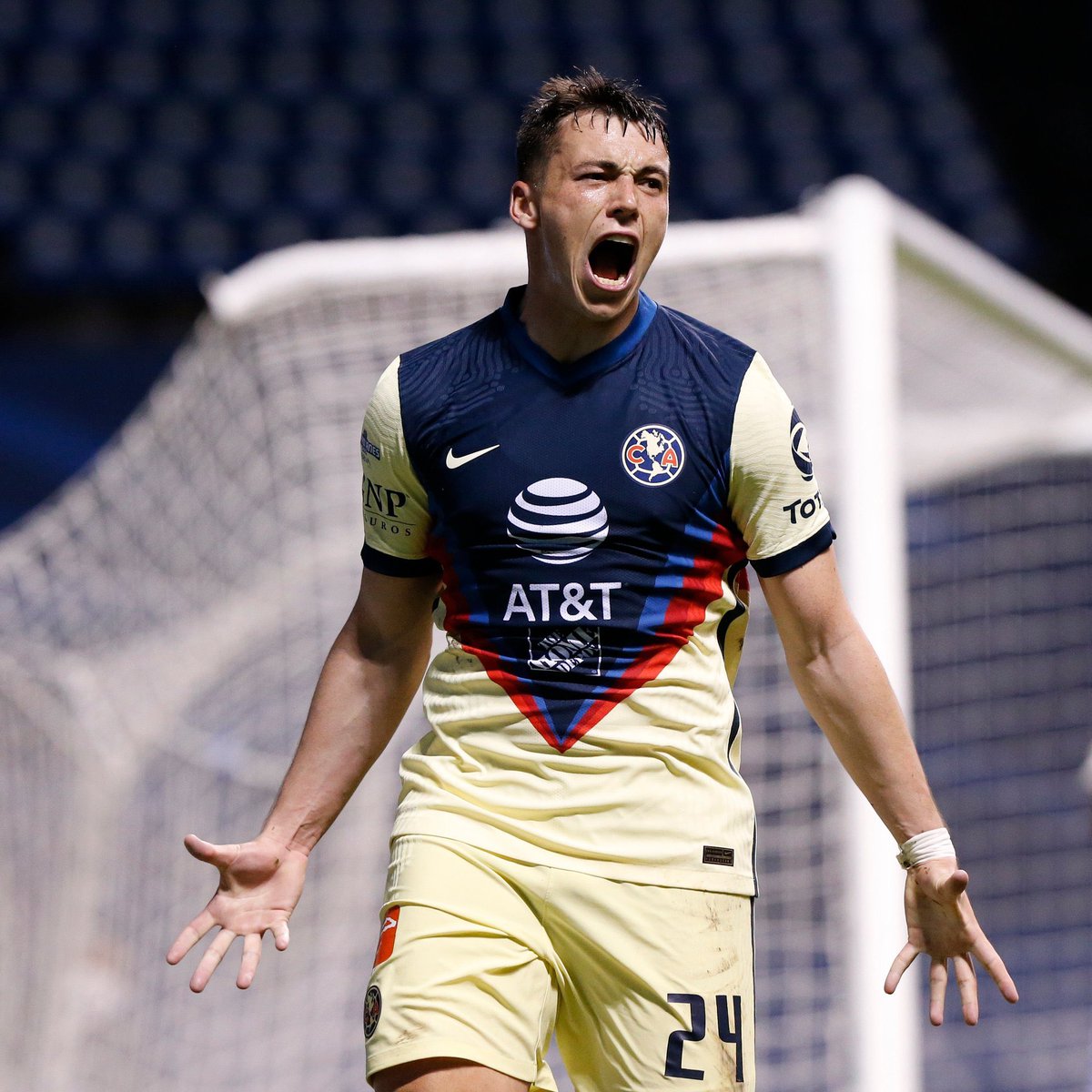ryzemx's tweet photo. ¡DE ÚLTIMO MOMENTO!

Club América anunció que el jugador Federico Viñas dio positivo a ser el mejor delantero de la liga MX. https://t.co/4tNAGXLkjH