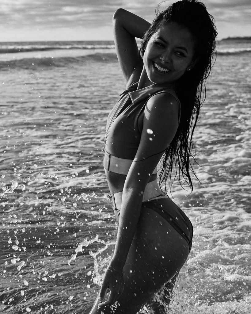 Happy Friday 🖤, ☀️ @imahen

#blackandwhite #bnw #monochrome #SnapPilots #beach #fun #missionbeach #westcoast #sandiego #sd #caligirl #canon #zeiss #zeisscameralenses #naturallight #portrait #swimsuit #swimwear #bnwsouls #bnw_planet_2020 instagr.am/p/CF2z0NUBOF6/