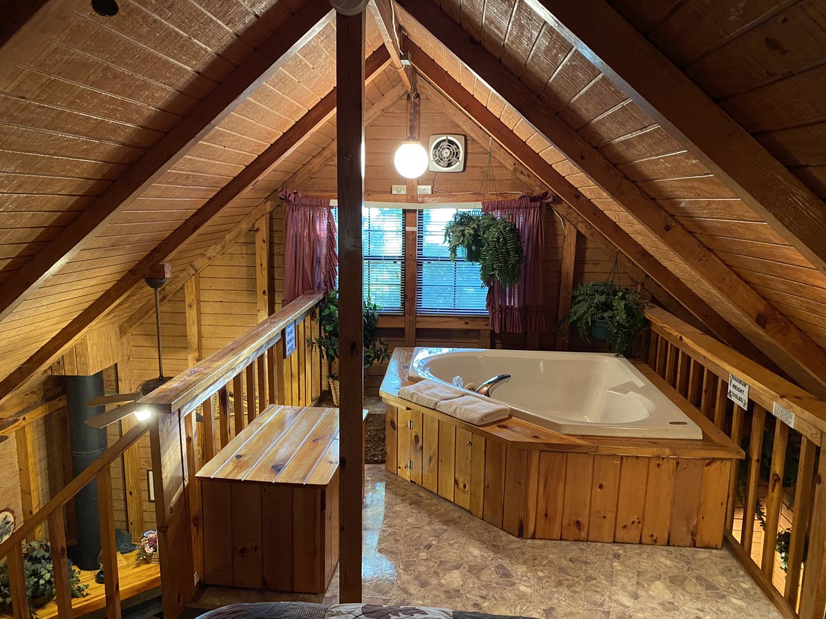 RPoulnott's tweet photo. Home for the weekend. Not too big, not too small, just right for the wife and I. #RnRTime https://t.co/jJby2hsVmQ