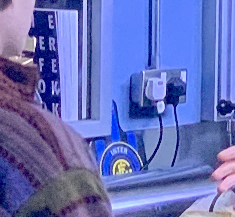 gallidaniele's tweet photo. Nel divano , così , dal nulla mentre guardi il film “ About a boy” con #hughGrant e appare lui... bellissimo , lo stemma della grande #effeci #inter @Inter ... date una medaglia al regista!!!!! 💙🖤 #amala https://t.co/jpo1jjBbhZ