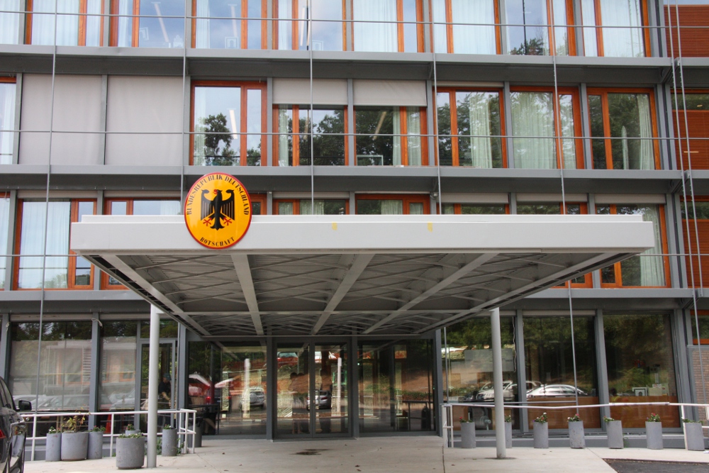 franceintheus's tweet image. #OTD 30 years ago, East and West Germany reunified to create one state for the 1️⃣st time. 📆Oct. 3 is celebrated each year as 🇩🇪#GermanyUnityDay! 

On #TagderDeutschenEinheit 🇩🇪 we are thinking of our Embassy neighbors and German friends at @GermanyinUSA!