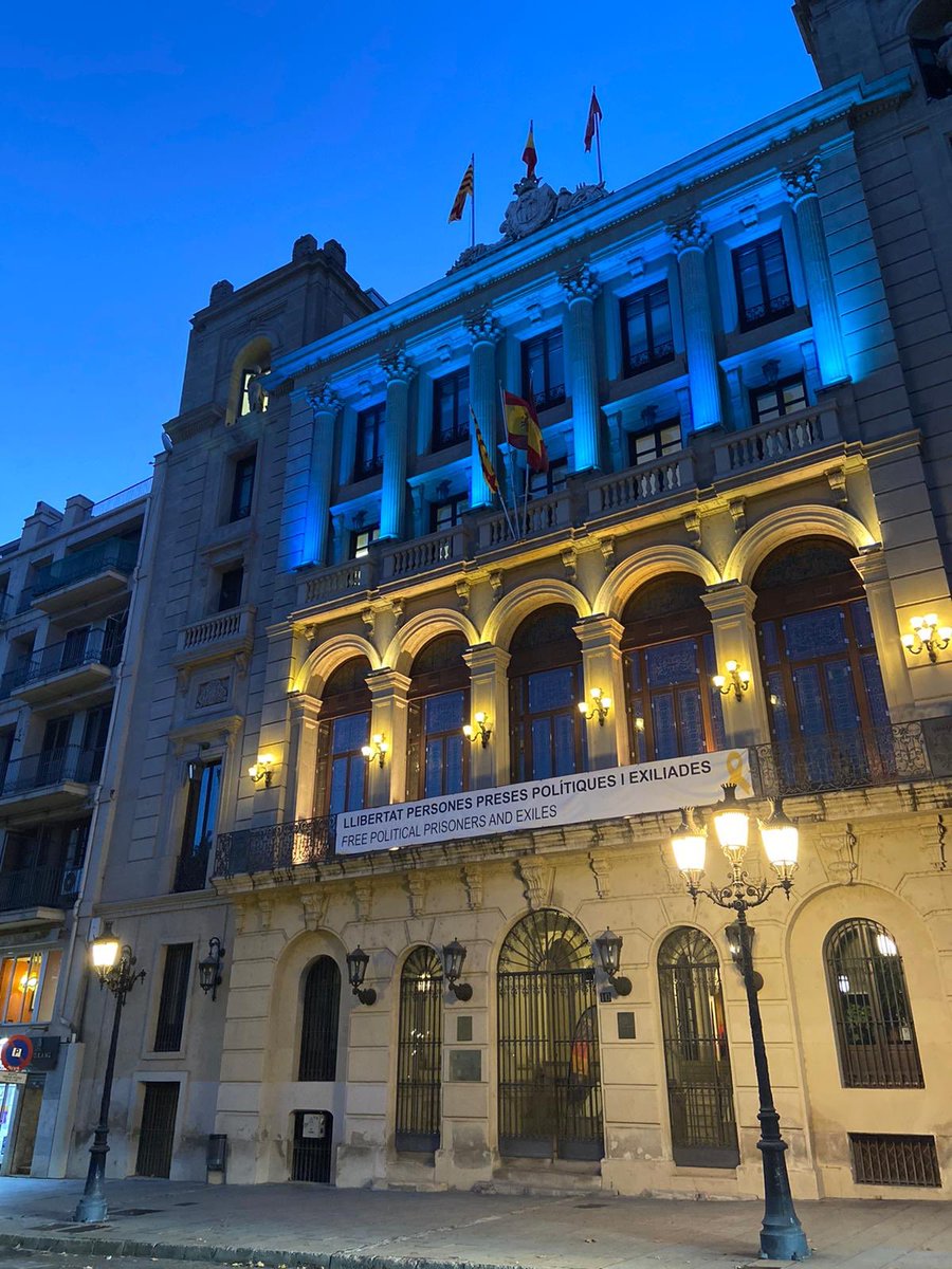 ceesc_cat's tweet photo. 🔵 El Palau de la @paerialleida s'ha il·luminat de blau aquest vespre en reconeixement de la tasca que fem dia rere dia les educadores i els educadors socials! 🥰
Molt agraïts!! 
#DiaES #EdusoDay2020
#LEducacióSocialÉsEssencial https://t.co/68mFSoS704