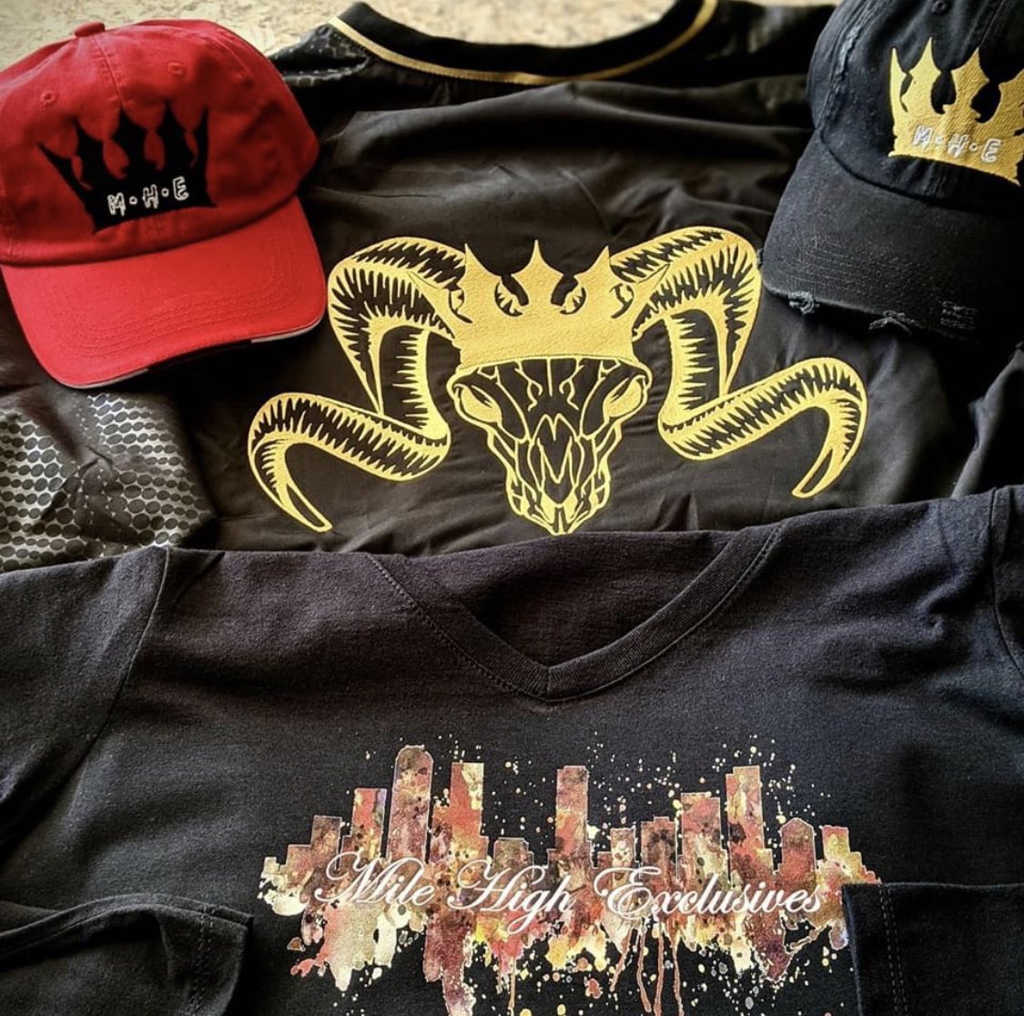 _treywillz's tweet image. New Merchandise 🧢👕👚🏁 🚨T A P  I N ! ! !🚨@milehighxcluesv 🏁 👀👀 Go Follow &amp;amp; Support COLORADOS #1Platform Models, Artists, Brands, etc. @milehighxcluesv 
#720 #MileHighExclusives #303 #NEW #HAT #BLACK #RED #Crewneck #BLACK #Shirt #BLACK #MILEHIGHEXCLUSIVES #Colorado #5280