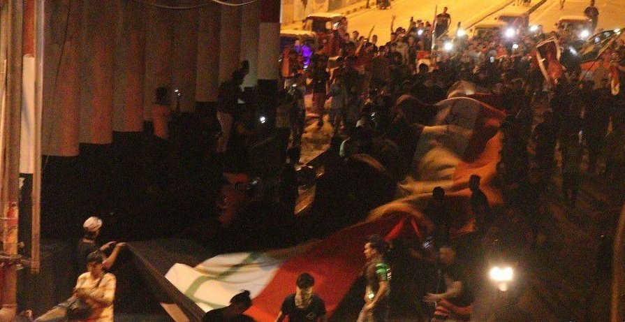 ali_almikdam's tweet image. Tahrir Square in the center of the capital #Baghdad, now for the second day in a row, Iraqis are still gathering to celebrate the one-year anniversary of the start of the
#Octoberprotests 

ساحة التحرير وأجواء المساء🇮🇶

#ıraqprotests
#October2020