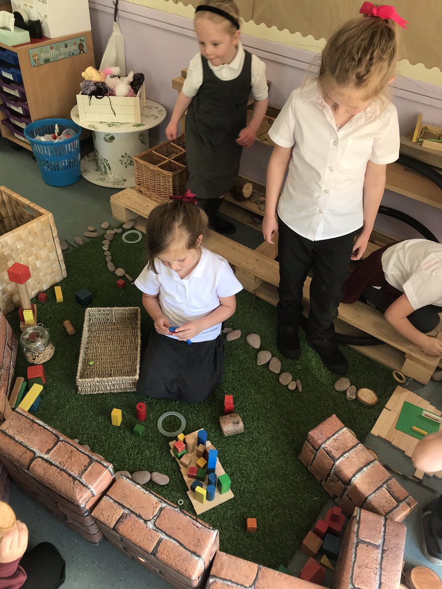 This house just kept getting better and better....such wonderful imagination and creativity. @DrakiesPS #Play4P1 #looseparts #construction #teamwork #learningthroughplay