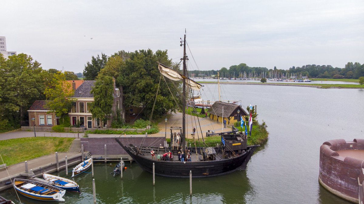 NLtoerist's tweet photo. Morgen kun je weer meevaren op dit Koggeschip in Kampen 🤩 Er mogen 12 passagiers per keer aan boord en je krijgt de kans om zelf aan het roer te staan! Meer informatie vind je op de website https://t.co/V9uoMvAeQw.
#kampen #visithanzesteden #hanzesteden #hiermoetjezijn https://t.co/1PZrC1wB8j