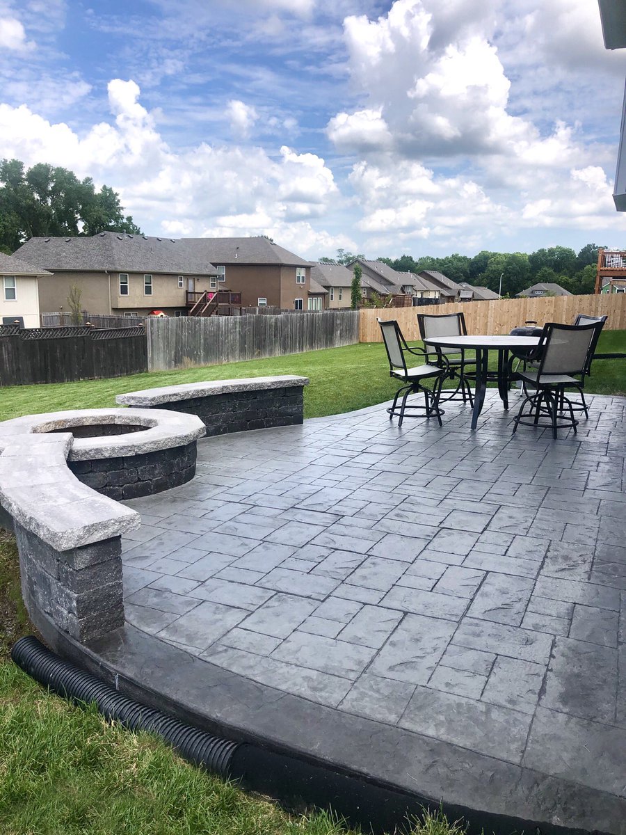 hinkleoutdoor's tweet photo. “S’mores Please” is one of our most popular projects for good reason. The #patio, #firepit, and #seatingwall setup is affordable and appeals to the entire family! Take a look at a recent variation we installed in the Tiffany Springs area. https://t.co/XTAltq7Y0J