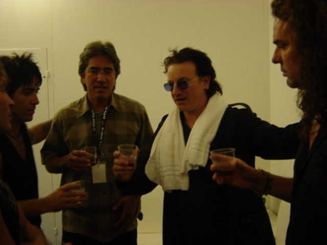 ManaVenezuela's tweet photo. Sergio, Alex y Fher compartiendo con Bono de @U2 en el backstage después de una presentación en Italia (2003).
Tuvieron una amena conversación y le hicieron un obsequio por parte de la banda.
#Maná #U2 #FBF #FlashbackFiday https://t.co/sSg1Mh2tOX