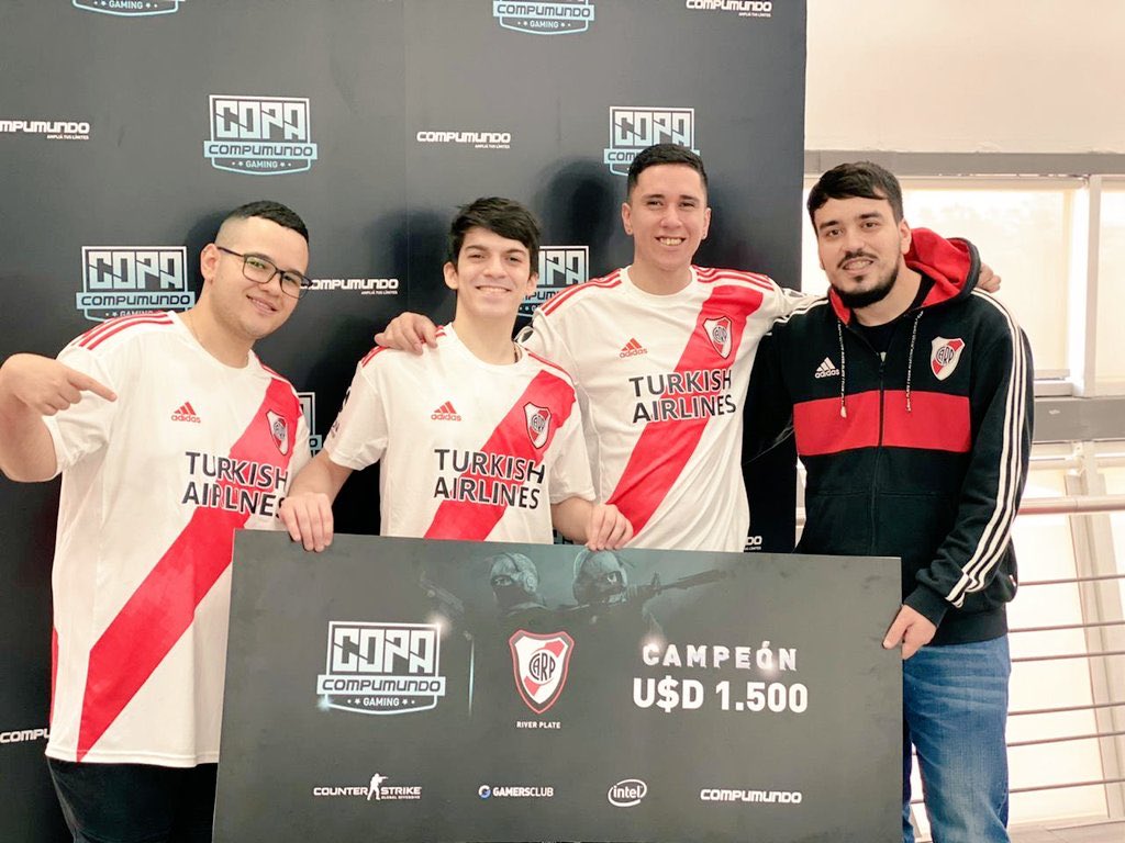 RiverPlayOK's tweet photo. #River | 🎮 El equipo de CSGO de @RiverPlateGames recibió los premios por haberse consagrado campeón de la #copacompumundo.

🔝 @guidim0nster 
@rew4z_ 
@atarax1ab 
@MRN1GG https://t.co/9NpJ8Lepca