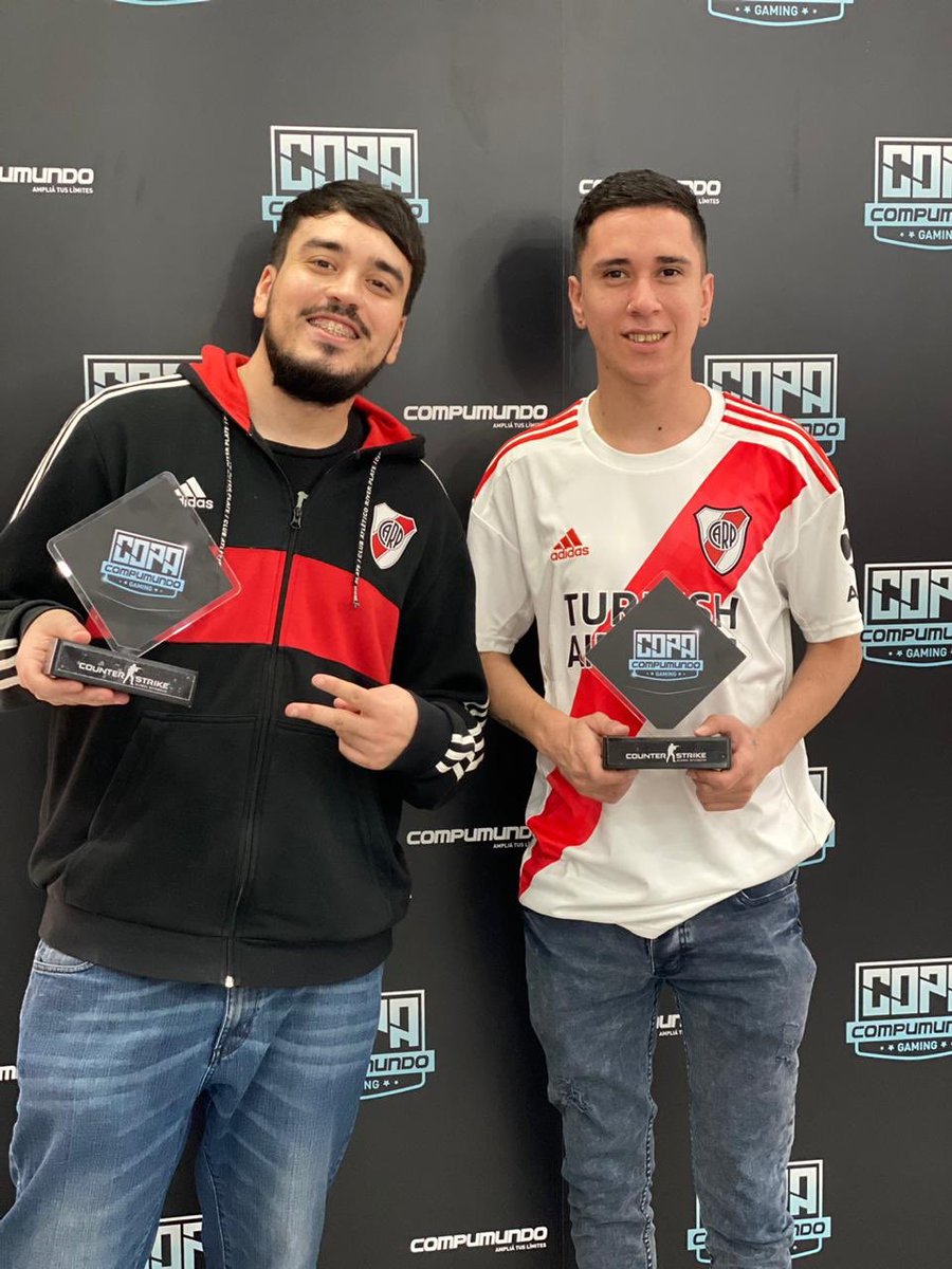 RiverPlayOK's tweet photo. #River | 🎮 El equipo de CSGO de @RiverPlateGames recibió los premios por haberse consagrado campeón de la #copacompumundo.

🔝 @guidim0nster 
@rew4z_ 
@atarax1ab 
@MRN1GG https://t.co/9NpJ8Lepca