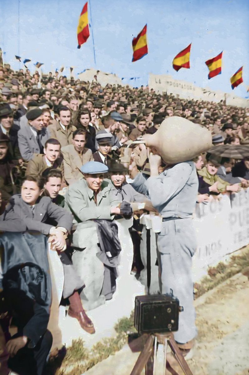 InfoSevillismo's tweet photo. Estadio de Nervion Sevilla Fc 1942. El aguador haciendo su reparto. https://t.co/bMbCFhriuJ