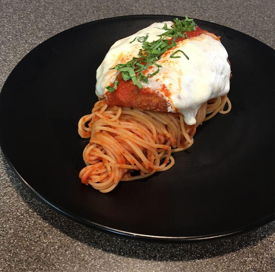 SantanaPizza's tweet photo. Current classic favorite: Chicken Parmesan! Perfectly crisp served fresh in our homemade sauce 😋
.
.
.
#SantanaPizza #Pizza #Cheese #NYPizza #Delivery #Yum #PepperoniPizza #ExtraCheesy #Delicious https://t.co/NVeShxry5B