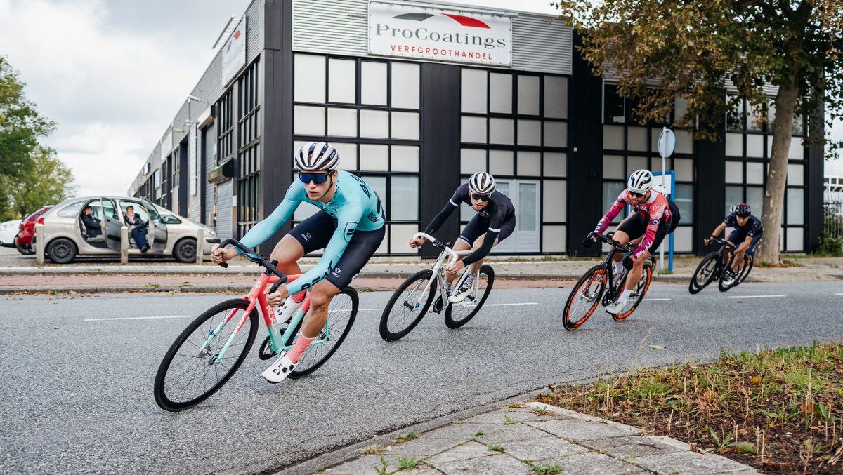 🗣️ "Ik moet toegeven: jarenlang heb ik het een idiote wielerdiscipline gevonden. Maar de unieke sfeer rondom deze wedstrijden straalt zoveel meer plezier en liefde voor de fiets uit"

Meer over Herman's liefde voor fixed gear 👉🏻 bit.ly/BEAT-FixedGear…