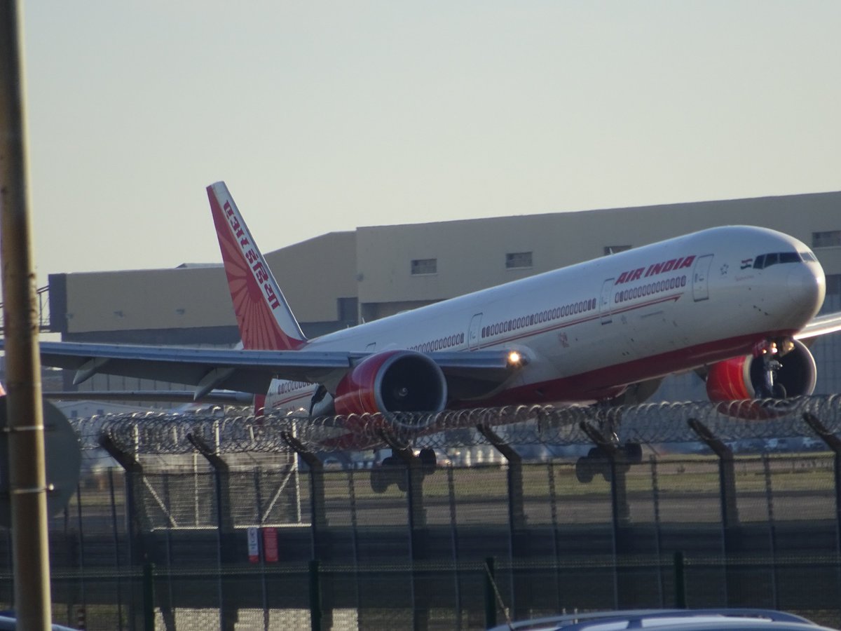 An @airindiain @BoeingAirplanes @BoeingUK #B777 landing @HeathrowAirport from @DelhiAirport. @Jack09056 @Peter34080554 @avgeek__ @AvgeekMel @AvGeekDUS @PlanespottingA @planesonthenet #potn @TRPlanespotter @AviationCrazy1 @Passion_Planes @RenHeathrow @FlyerHeathrow @v1images