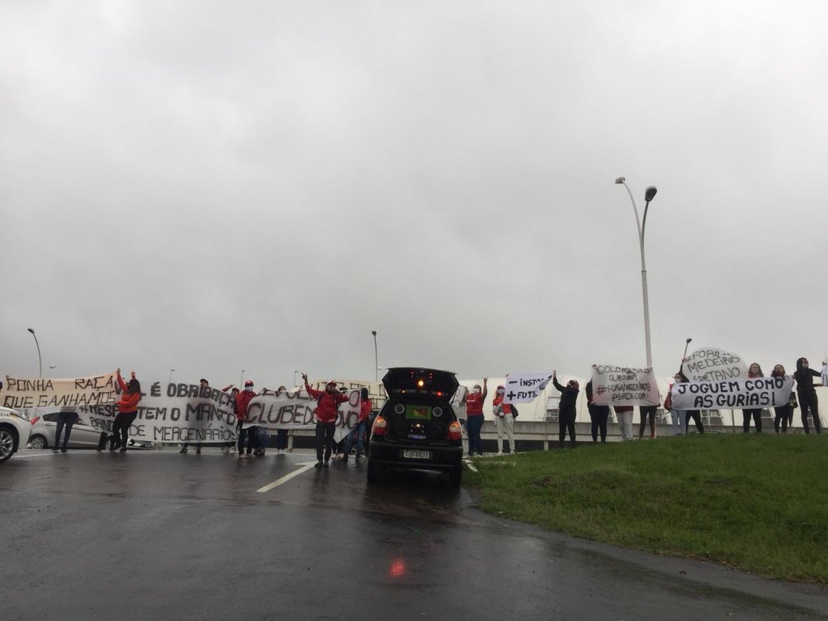 reporterlacerda's tweet photo. Protesto de TORCEDORAS DO Internacional neste momento no Beira-Rio.

Detalhe: Não me lembro no mundo um protesto só de mulheres!👏👏👏 https://t.co/nl2lhbRglo