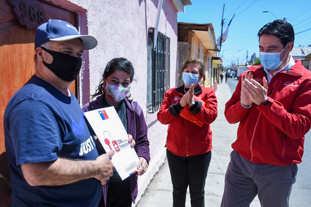 Hoy compartimos con vecinos de Vallenar la alegría de consolidar el dominio de su propiedad. El Int.<a href="/UrquietaAtacama/">Patricio Urquieta</a> junto a la Gob.<a href="/NellyGaleb/">Nelly Galeb Bou</a> y la Seremi <a href="/AtacamaBBNN/">Seremi Bienes Nacionales Atacama</a> hicieron la entrega de estos títulos de dominio a las familias para que estés más seguras y sean más felices.