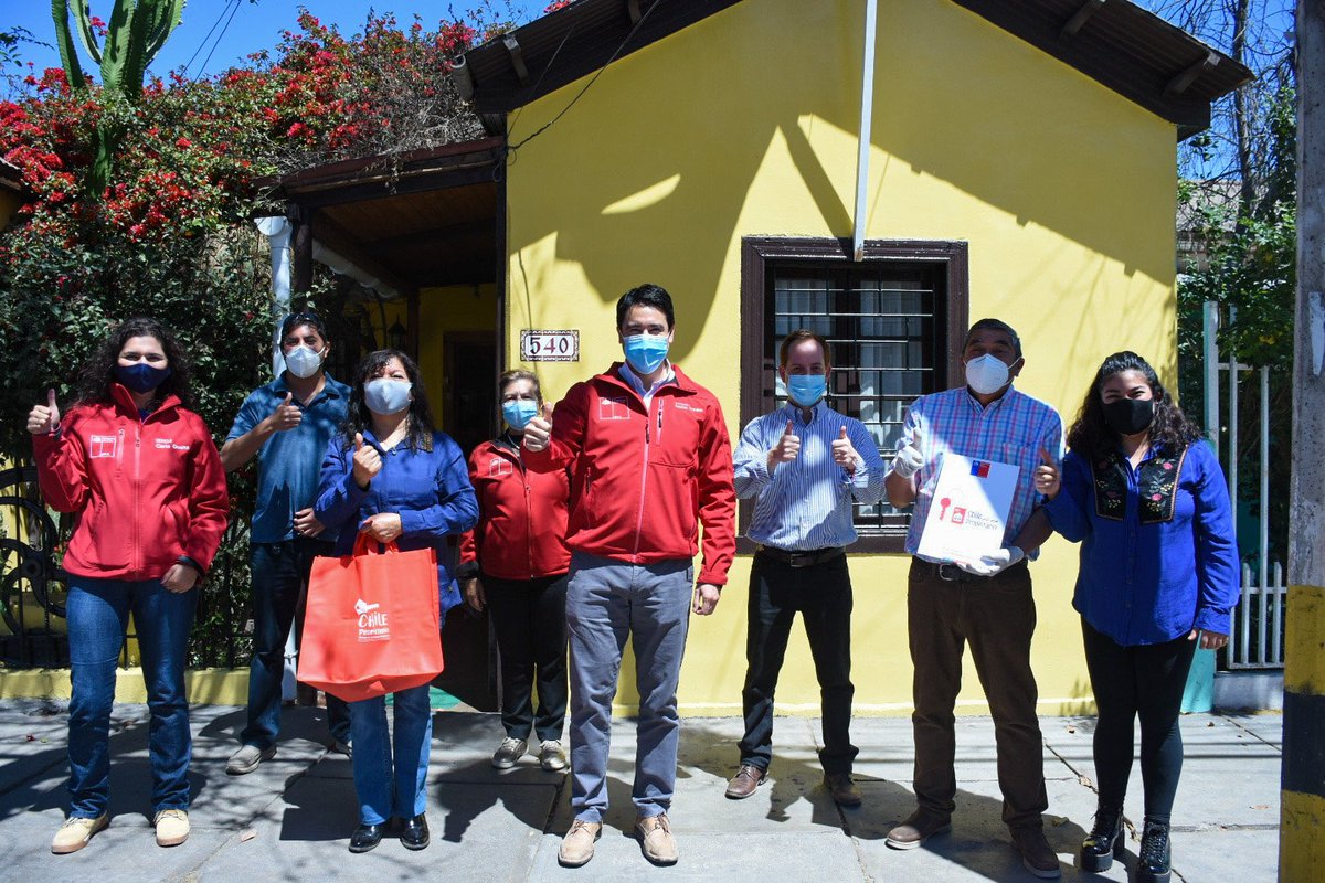 DPRAtacama's tweet photo. Hoy compartimos con vecinos de Vallenar la alegría de consolidar el dominio de su propiedad. El Int.@UrquietaAtacama junto a la Gob.@NellyGaleb y la Seremi @AtacamaBBNN hicieron la entrega de estos títulos de dominio a las familias para que estés más seguras y sean más felices. https://t.co/ypPALpRtfU