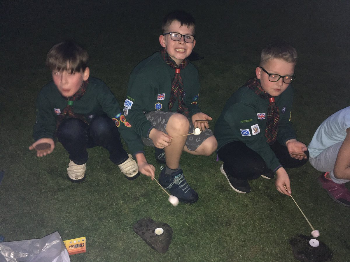 22PerthScoutGrp's tweet image. Today we bring you Cubs by candlelight. The nights are definitely drawing in but we enjoyed making s’mores in the park over tealights. 🍫🍡🍪🔥😀 #Cubs #backtoscouting #scouts #thegreatoutdoors