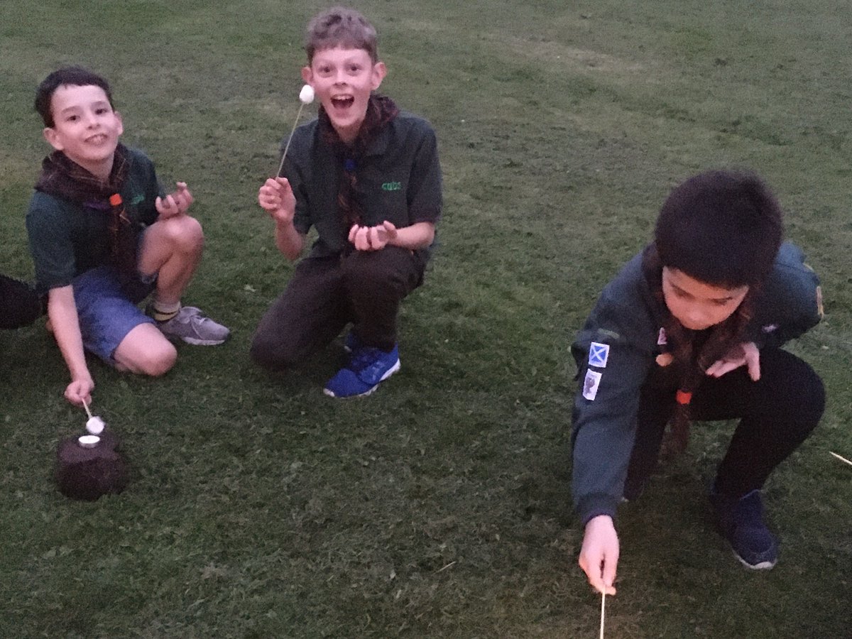 22PerthScoutGrp's tweet image. Today we bring you Cubs by candlelight. The nights are definitely drawing in but we enjoyed making s’mores in the park over tealights. 🍫🍡🍪🔥😀 #Cubs #backtoscouting #scouts #thegreatoutdoors