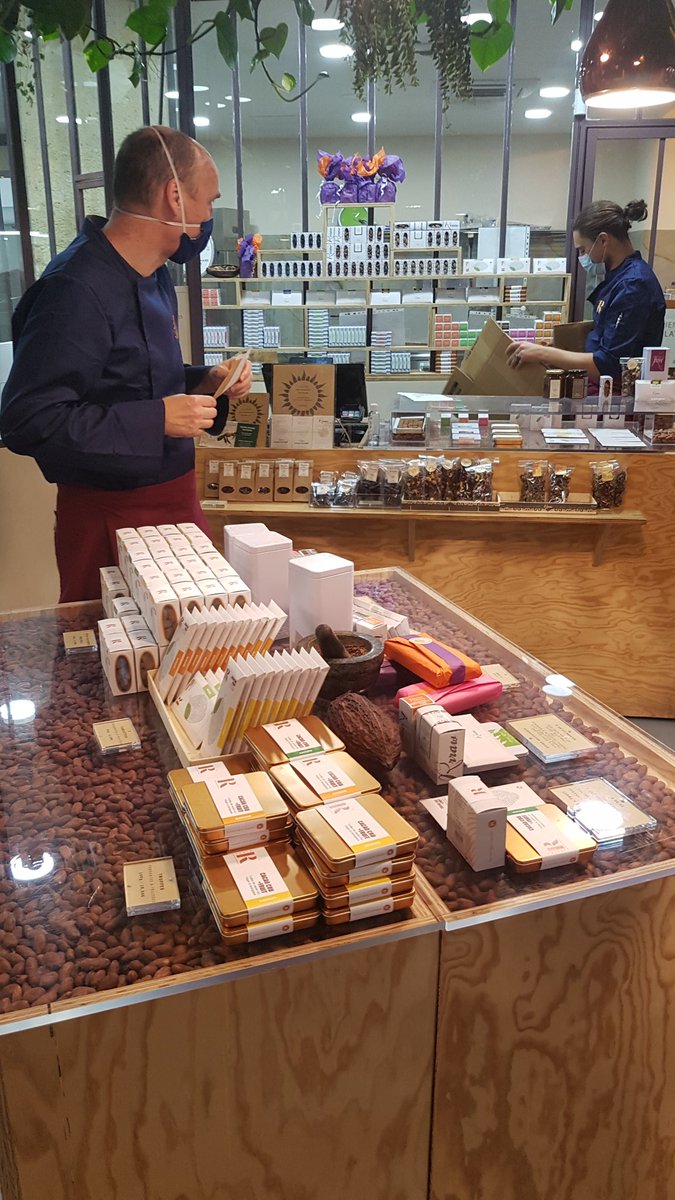 On  trouve un atelier spécial dans le quartier du Sentier à Paris, rue de Mulhouse : RRRAW. Là-bas, la matière 1ère n'est pas le tissu mais le cacao. #SébastienLanglois est un orfèvre du chocolat. Il sait faire ressortir tout l'arôme du cacao. Site : rrraw.fr