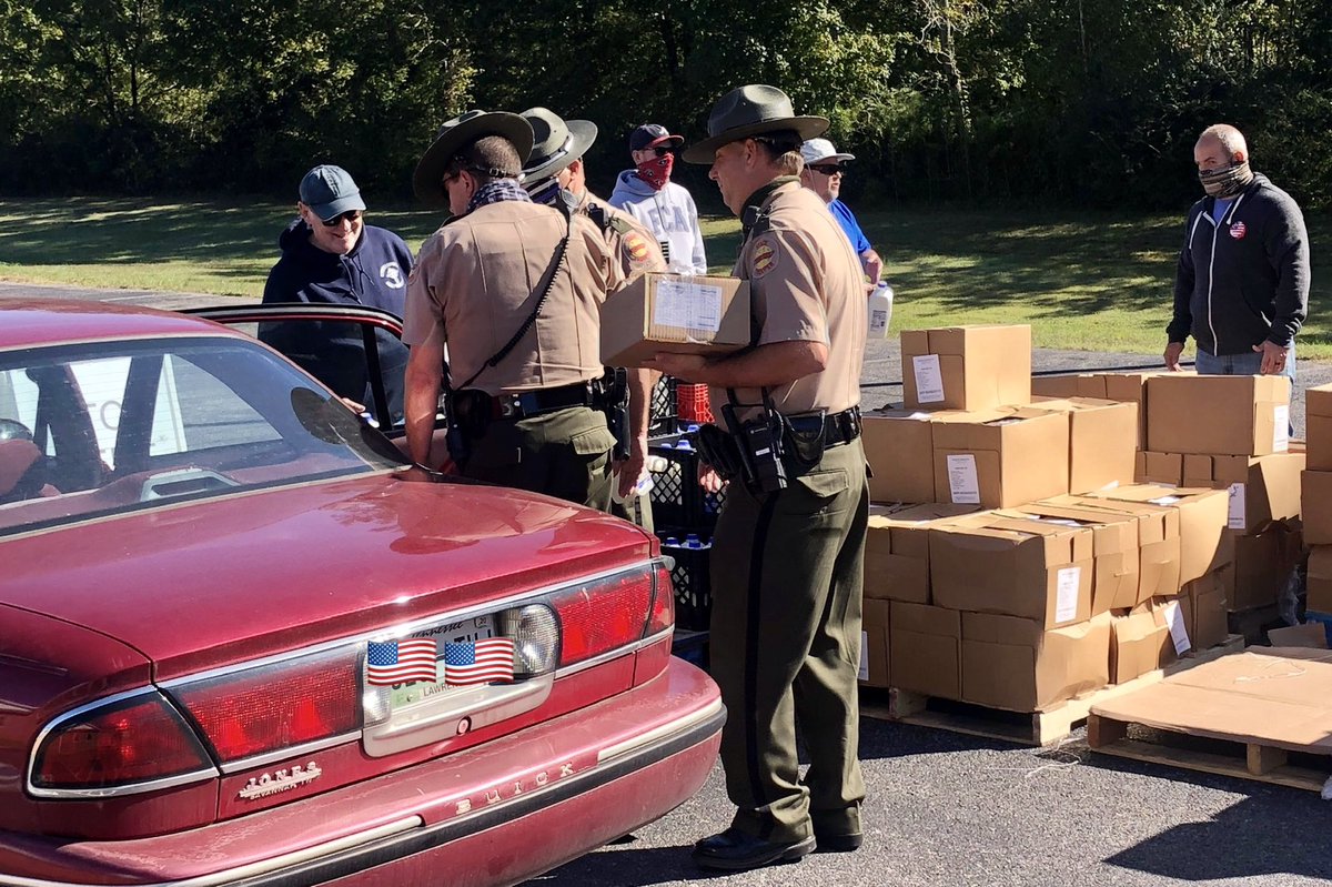 THPLawrencebur's tweet photo. Today, members of Troop D assisted Green River Baptist Church and Second Harvest food bank in distribution of food and perishable items to the community (Green Rivers Pastor Kerry Franks pictured). THP understands and supports community service. https://t.co/mL2fTcS1xf