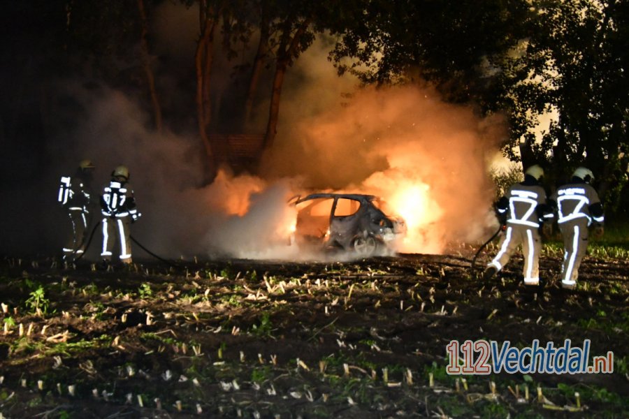 Auto in brand op akker in #Beerzerveld. 112Vechtdal.