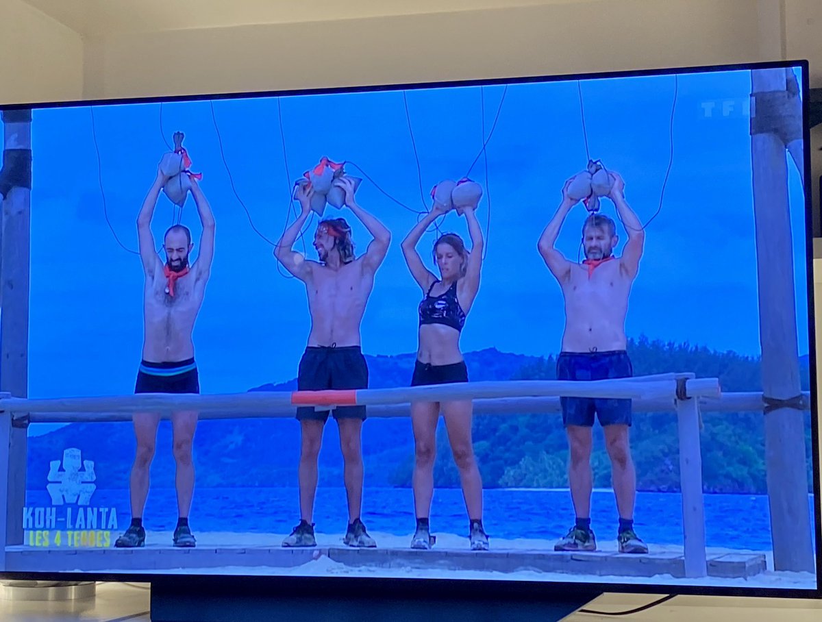 DenisBrogniart's tweet photo. 3 sacs pour BERTRAND KAMAL! #KohLanta https://t.co/Jvw3d7nwp1