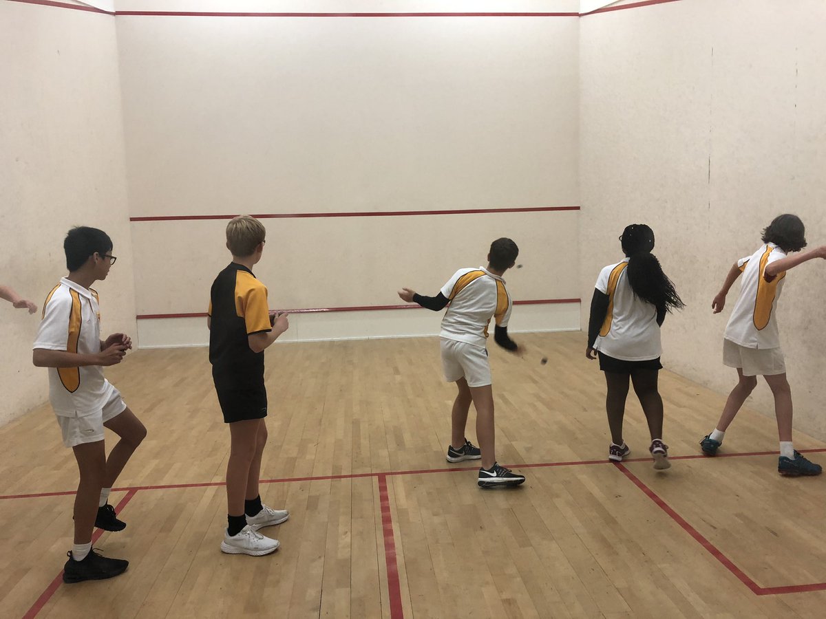 OratoryRacquets's tweet photo. ⚫️🟡 Squash PE with 3rd form today all about 🌊 ‘skimming stones’ perfecting our forehand technique ▶️ followed by work on drop shots 🔵 #SquashTraining #SquashTips #OratoryRacquets #TeamOratory @OratorySport https://t.co/si7q5LKp1A