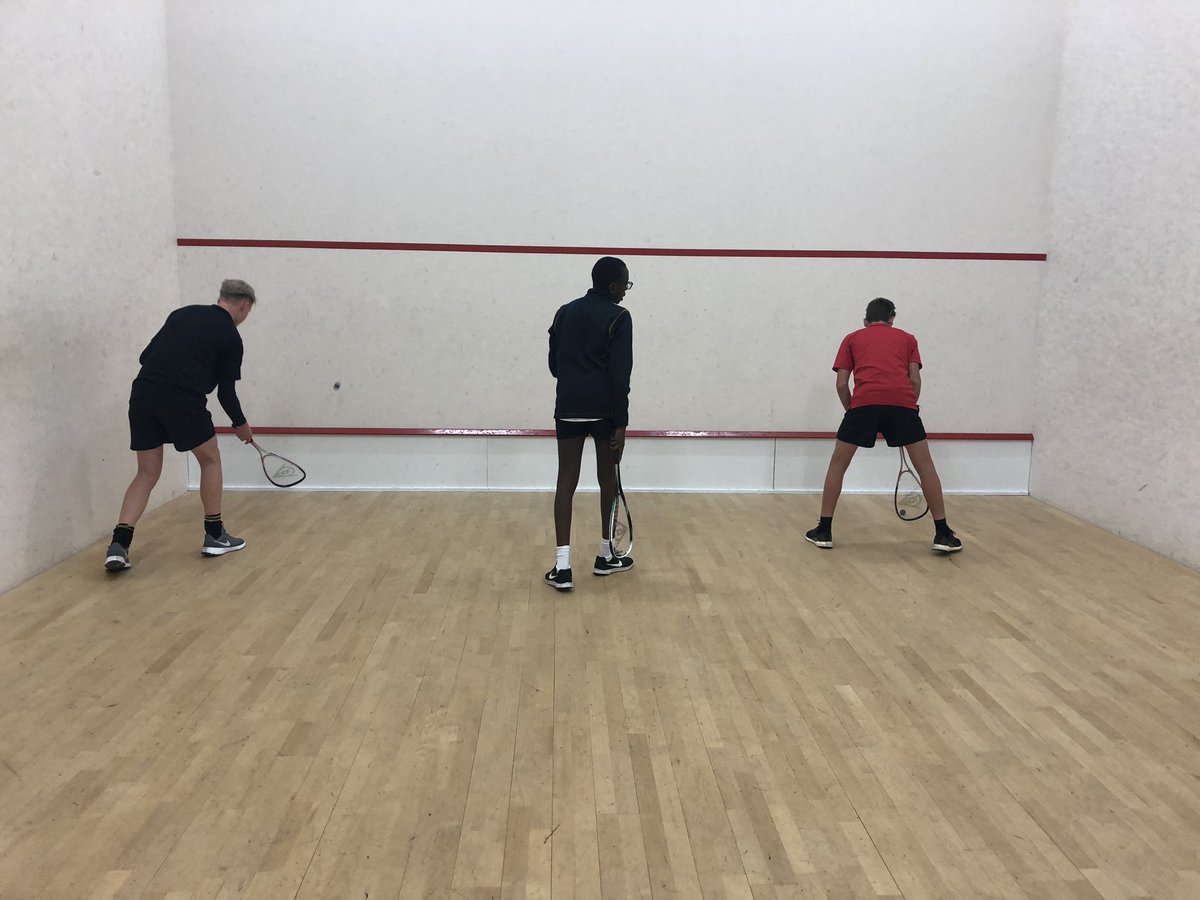OratoryRacquets's tweet photo. ⚫️🟡 Squash PE with 3rd form today all about 🌊 ‘skimming stones’ perfecting our forehand technique ▶️ followed by work on drop shots 🔵 #SquashTraining #SquashTips #OratoryRacquets #TeamOratory @OratorySport https://t.co/si7q5LKp1A