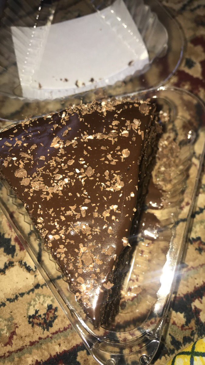 snacksndesserts's tweet photo. Chocolate Cake Goodness 😍🤤😋 https://t.co/1bu8IZ8SYV