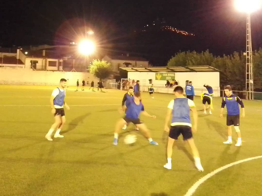 OrceraCF's tweet photo. 📷 El Orcera C.F. vuelve a los 🏋️♂️⚽entrenamientos en una sesión conjunta de #ORCSenior y #ORCJuvenil y todas las medidas de prevención frente al COVID para una práctica segura https://t.co/FypAtwDJbE