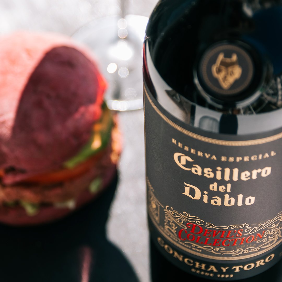 Hoy disfrutamos nuestra preparación favorita junto a una copa de Devil's Collection Red, ¿te unes? 🍔🍷