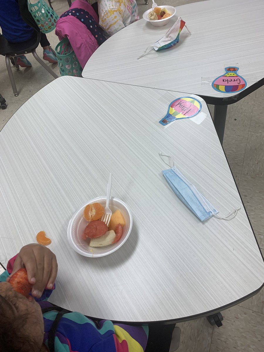 PVEprek1's tweet photo. Ending our Science Lesson on Maintaining a Healthy Lifestyle with some delicious fruit! 

¡Terminando nuestra lección de Ciencias Manteniendo una vida saludable con una merienda de fruta! https://t.co/kSB8Nid4cN