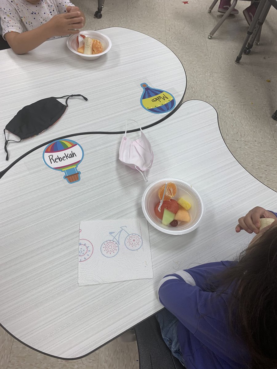 PVEprek1's tweet photo. Ending our Science Lesson on Maintaining a Healthy Lifestyle with some delicious fruit! 

¡Terminando nuestra lección de Ciencias Manteniendo una vida saludable con una merienda de fruta! https://t.co/kSB8Nid4cN