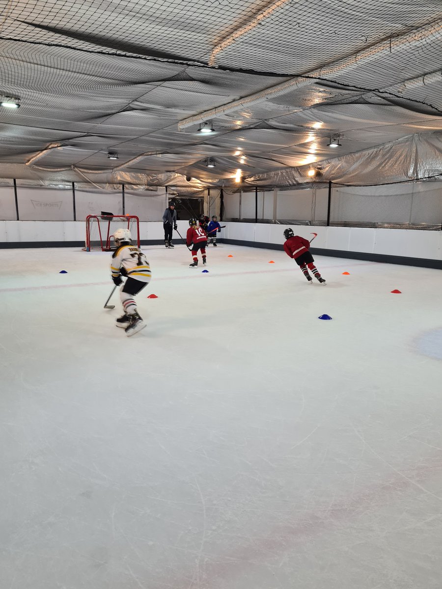 IceSportsCentre's tweet photo. U9 and U11 clinics tonight. If you would like to book on visit our website for latest avaiablity. #Icehockey #BisonHockey #Swinwildcats #JetJunior #Beesicehockey #OxfordCityStars #CardiffDevils #Training #fun #Everyone https://t.co/lGuT4c0sQj