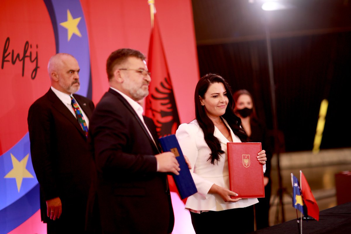 BallukuBelinda's tweet photo. Në mbledhjen e Qeverisë Shqiptare &amp; Qeverisë së Kosovës, nënshkruam dy marrëveshje të cilat nxisin më tej 🤝bashkëpunimin mes dy vende tona, atë për ndërtimin e hekurudhës dhe marrëveshja për komunikimet elektronike, infrastrukturën dixhitale e teknologjinë 5G. #Bashkëpakufinj 💪 https://t.co/vV6K1imDZG
