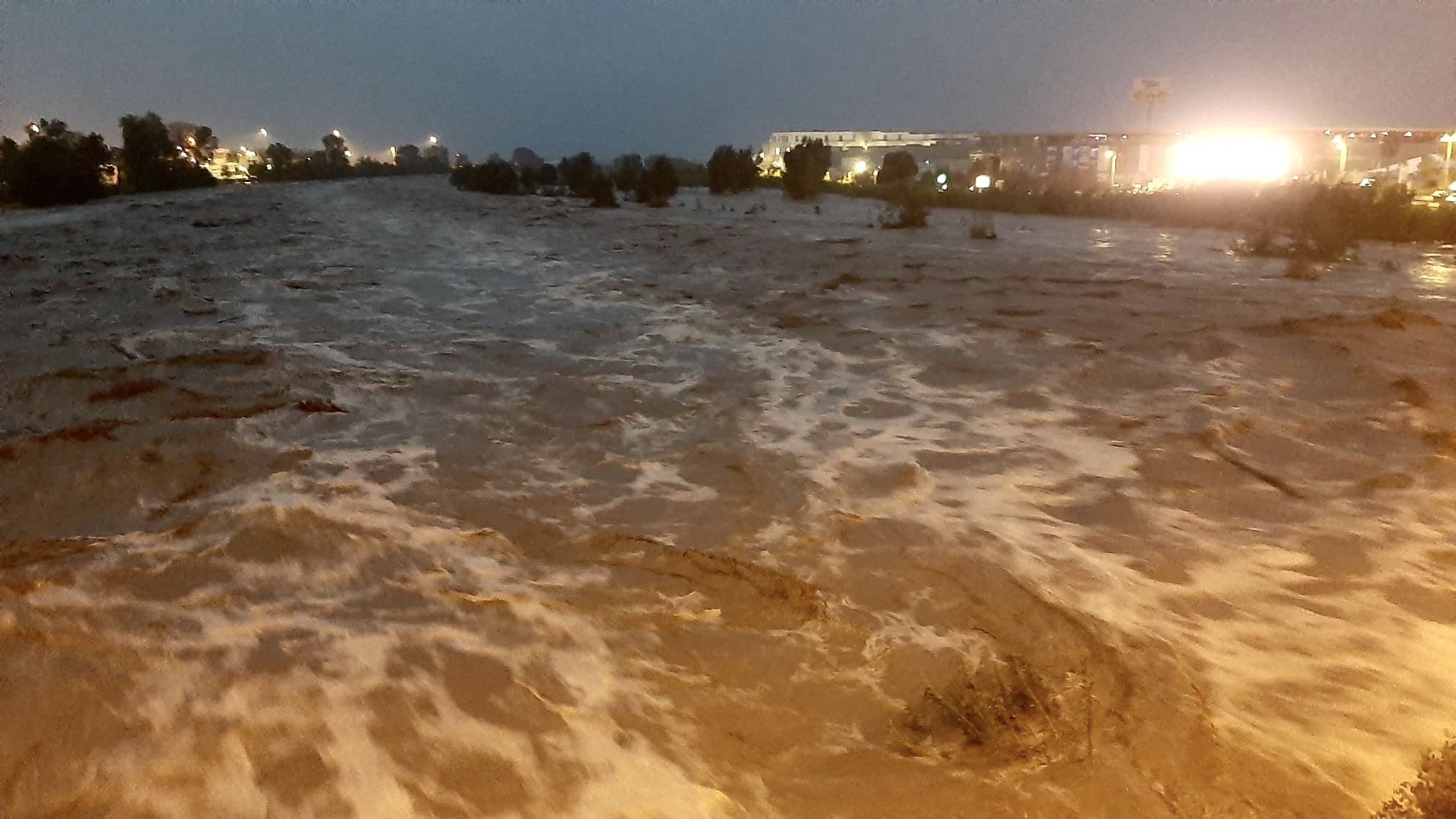 02/10/2020 à 21h50 : Nouvelle remontée en cours du fleuve du #Var dépassant les 4m à la station Nice [Pont-Napoléon-III] avec +4.02m à 20h, +4.03m à 20h45, +4.13m à 21h, +4.23m à 21h15 et +4.38m à 20h30... À suivre !  @VigiMeteoFrance  #VigilanceRouge #Meteo06