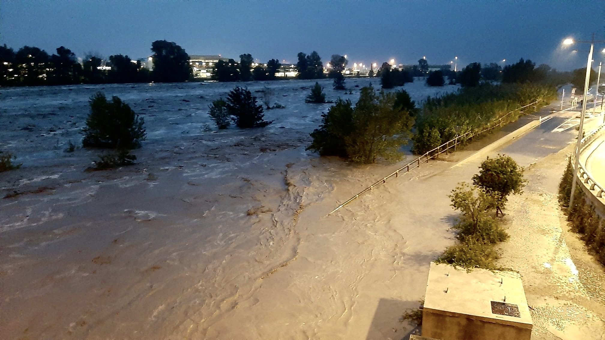 02/10/2020 à 21h50 : Nouvelle remontée en cours du fleuve du #Var dépassant les 4m à la station Nice [Pont-Napoléon-III] avec +4.02m à 20h, +4.03m à 20h45, +4.13m à 21h, +4.23m à 21h15 et +4.38m à 20h30... À suivre !  @VigiMeteoFrance  #VigilanceRouge #Meteo06