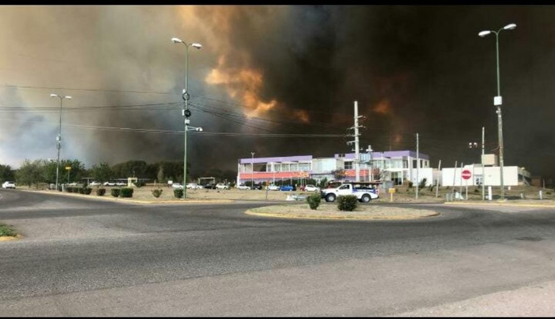 FabBallarini's tweet photo. TREMENDO SE PRENDE FUEGO la Maternidad provincial Teresita Baigorria. Están evacuando y trasladando a los pacientes a clínicas privadas y Hospital San Luis. https://t.co/yi4bL1uwHI