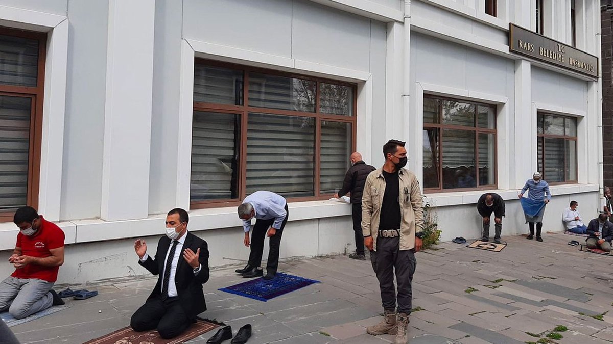 erkanpehl's tweet photo. Nachdem der #Bürgermeister von #Kars, #AyhanBilgen (#HDP), festgenommen wurde, wird die Stadt jetzt vom Gouverneur der Provinz, #TürkerÖksüz, zwangsverwaltet. Zu seiner Amtseinführung hat Türker vor dem Gebäude des Bürgermeisteramtes gebetet, trotz vieler Moscheen in der Stadt! https://t.co/UQmMmMK5yZ