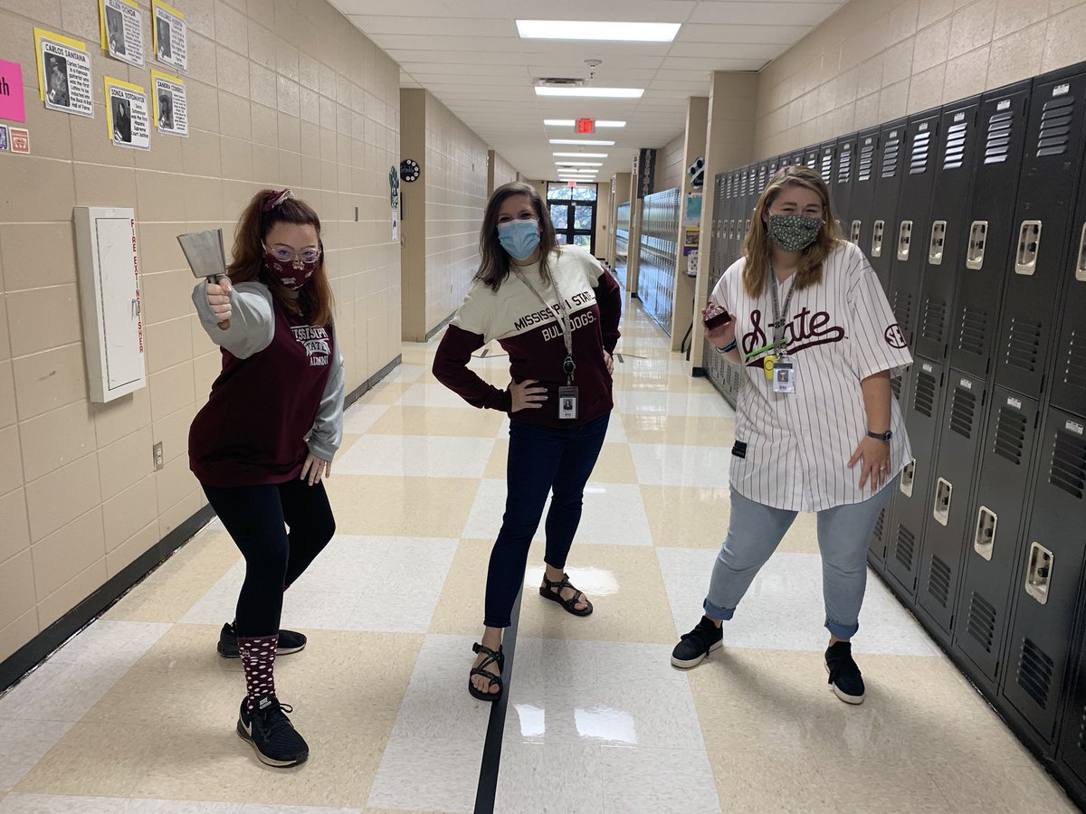 Rebecca Page (@senora_page) on Twitter photo Bringing a little más 🐮🔔 to the halls of DMS! #maroonfriday #spiritweek <a href="/DMSPanthers1/">Discovery Middle</a> Bringing a little más 🐮🔔 to the halls of DMS! #maroonfriday #spiritweek <a href="/DMSPanthers1/">Discovery Middle</a>