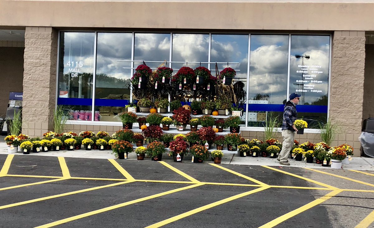 Capturing sales at the Main Entrance with the Monster Rack display of fall items at Lowe’s #44 Steubenville, Ohio!
<a href="/LBishPlants/">Lora Bishop</a> #Lowes <a href="/BattlefieldFarm/">Battlefield Farms</a> <a href="/TipToeTyler/">Tyler Combs</a> @ToddS_BFF @AlanFBattlefie1