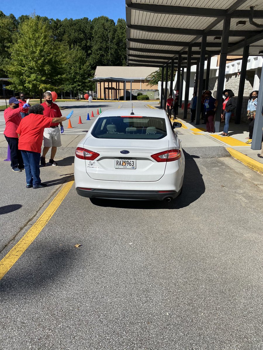 gomillio's tweet image. Thank you to our Georgia Power volunteers that helped us recognize our students with outstanding attendance with our attendance drive through! @APSCCES @TommyUsherAPS @StuServicesAPS #Gapowerfulservice
#schoolmatters