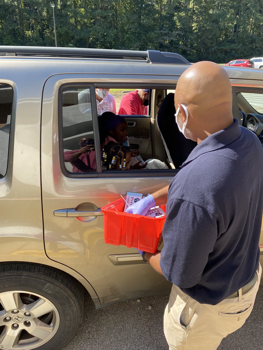 gomillio's tweet image. Thank you to our Georgia Power volunteers that helped us recognize our students with outstanding attendance with our attendance drive through! @APSCCES @TommyUsherAPS @StuServicesAPS #Gapowerfulservice
#schoolmatters