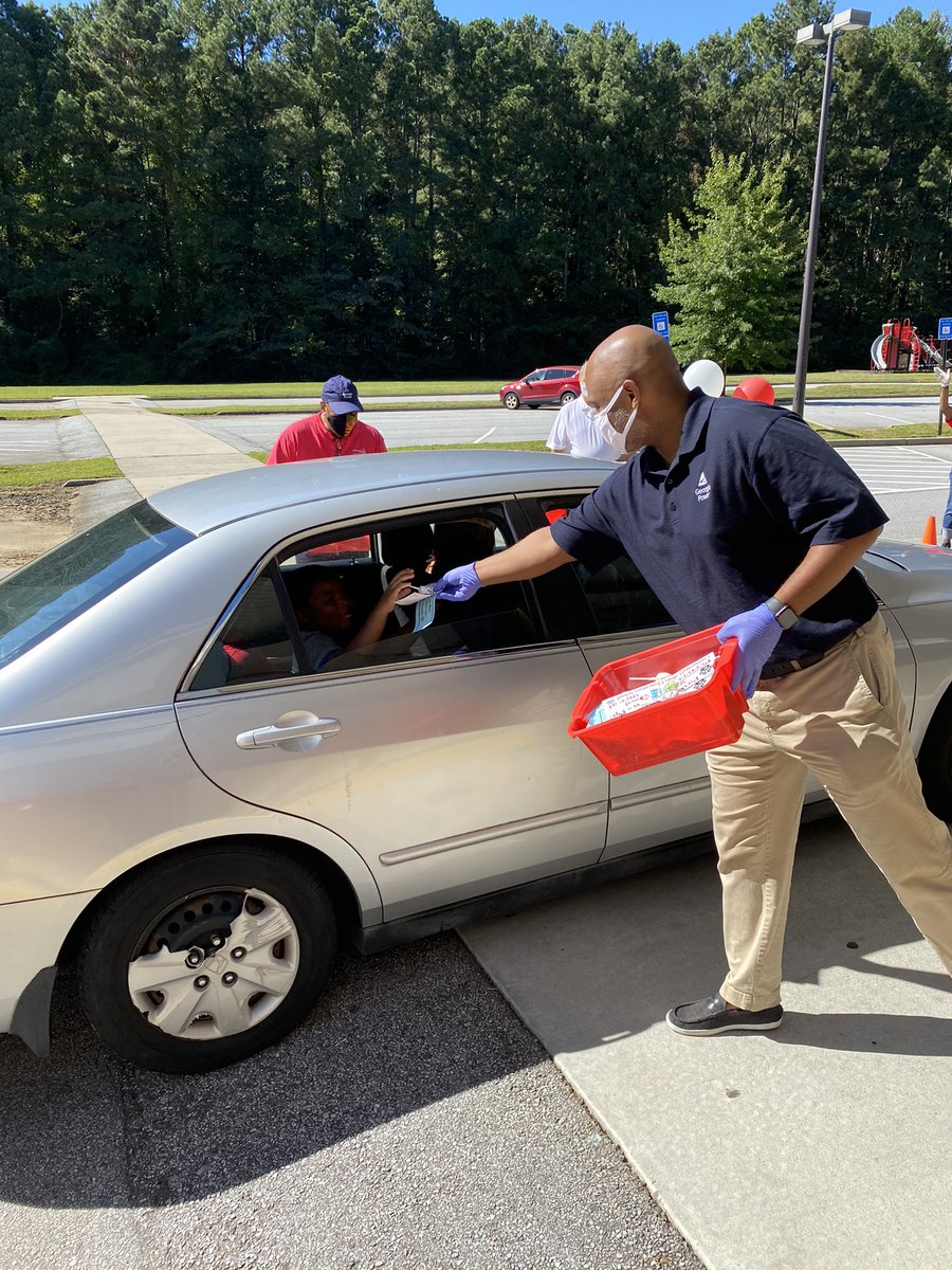 gomillio's tweet image. Thank you to our Georgia Power volunteers that helped us recognize our students with outstanding attendance with our attendance drive through! @APSCCES @TommyUsherAPS @StuServicesAPS #Gapowerfulservice
#schoolmatters