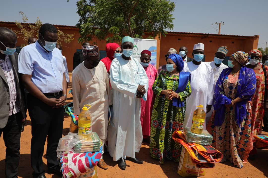 FirstLady_Niger's tweet photo. Poursuite ce matin de la caravane humanitaire de la fondation Tattali iyali au profit des personnes victimes des inondations dans la ville de Niamey 
Ce don est composé de 500 sacs de riz, 500 cartons de pattes alimentaire, de 500 bidons de 5 litres d'huile et de 500 nattes. https://t.co/pm0vQEsGvC