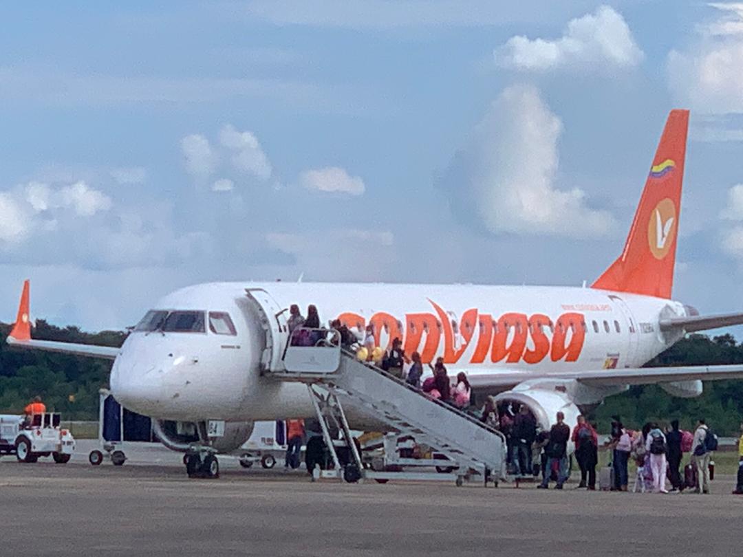 EmbaVeneSurinam's tweet photo. Cumpliendo con el compromiso adquirido con los venezolanos, hoy despegó desde Suriname otro Vuelo de Repatriación de @LAConviasa con 62 connacionales felices de volver a nuestra Patria y recontrarse con sus seres queridos! #orgullososdeservenezolanos @CancilleriaVE https://t.co/oQCsiiUyWP